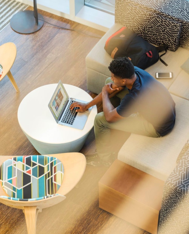 Un homme sur son laptop