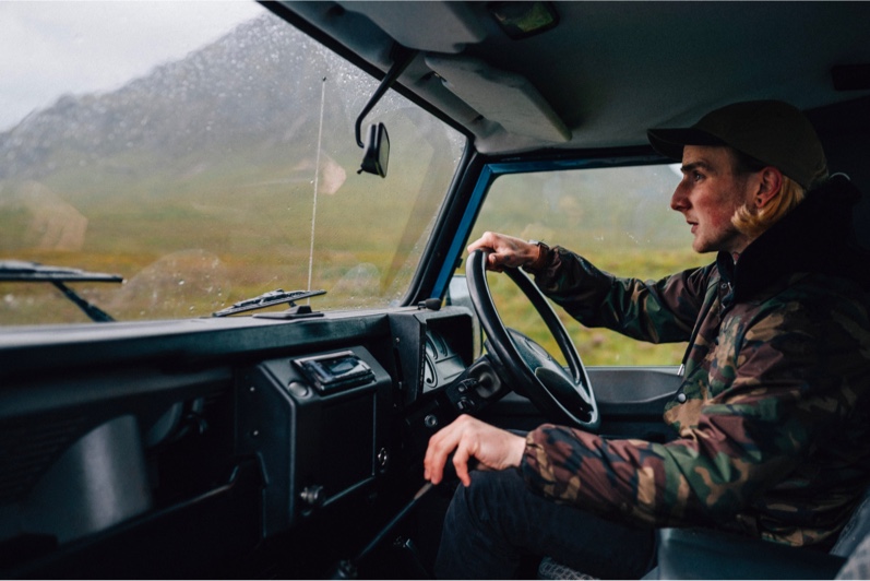 Homme qui conduit un camion