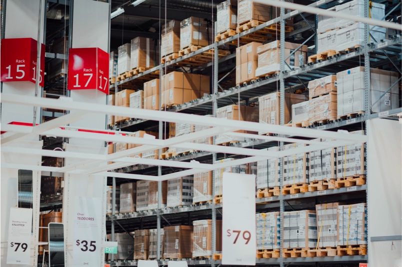 Marchandises dans un hangar