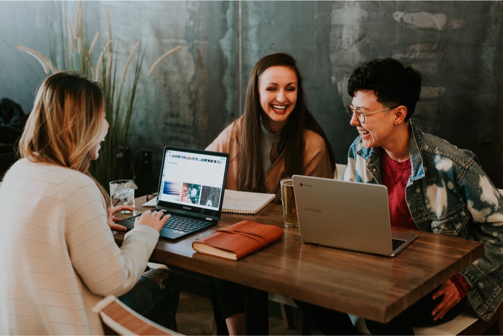 Personnes qui travaillent en souriant