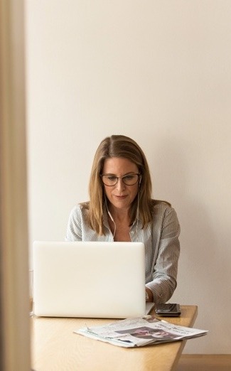 Une femme sur son Pc