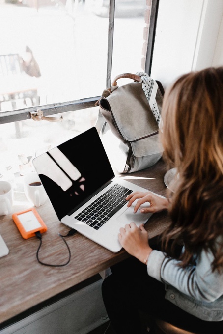 Femme qui travaille en buvant un café